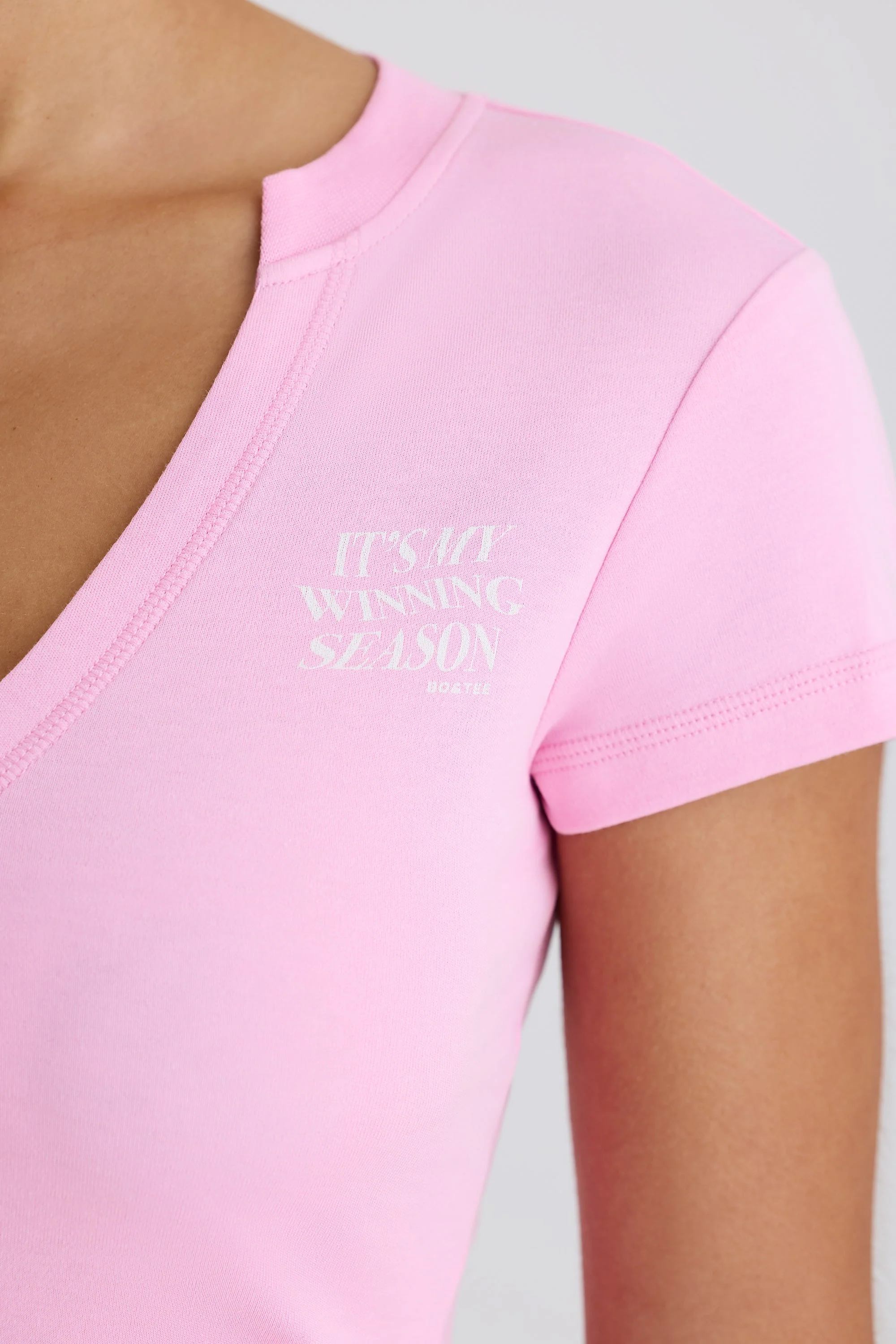Stretch Cotton Jersey Graphic Print Cropped T-Shirt in Bubblegum Pink - Image 4