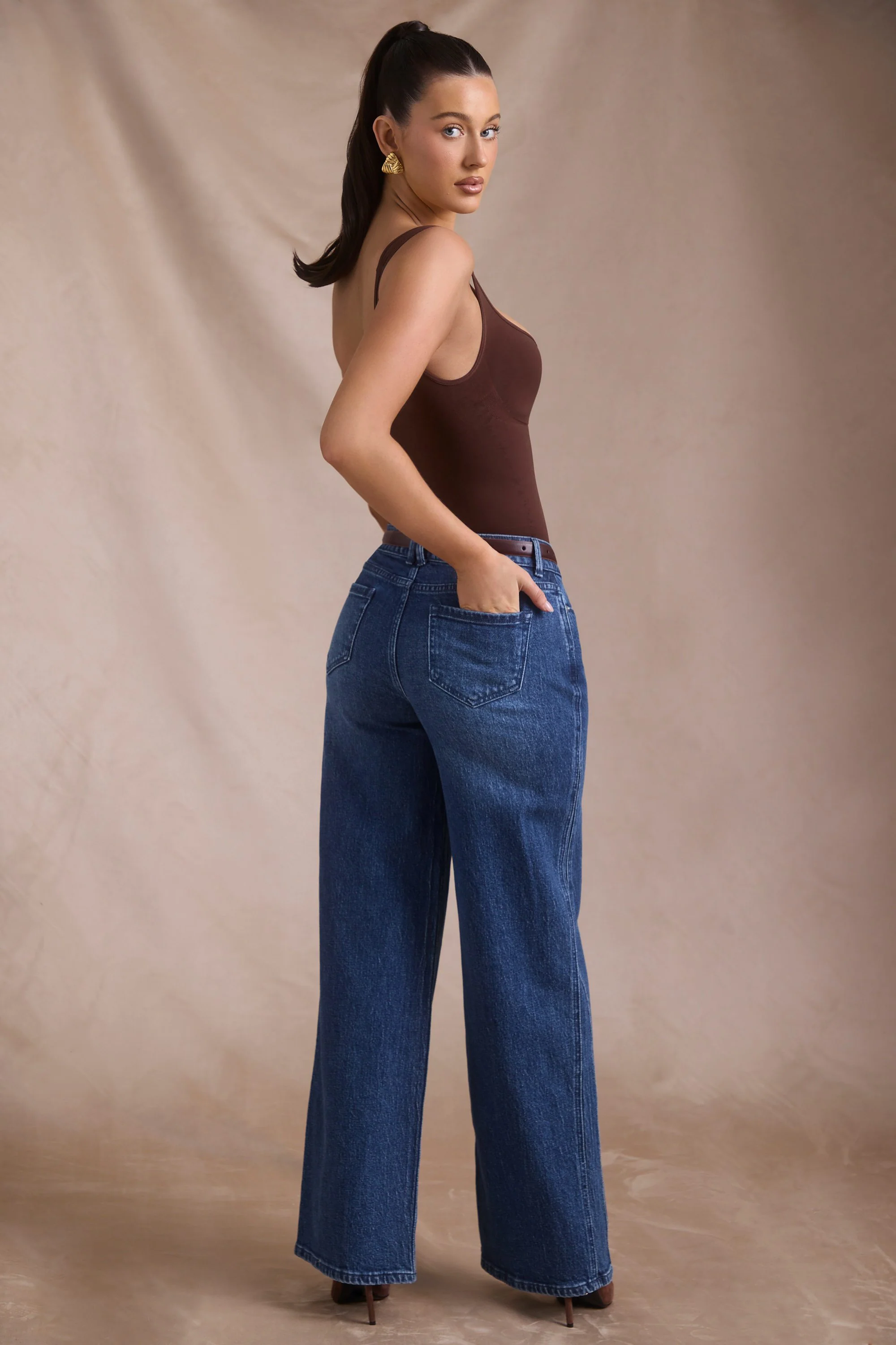 Low-Rise Wide-Leg Jeans in Indigo Wash - Image 4