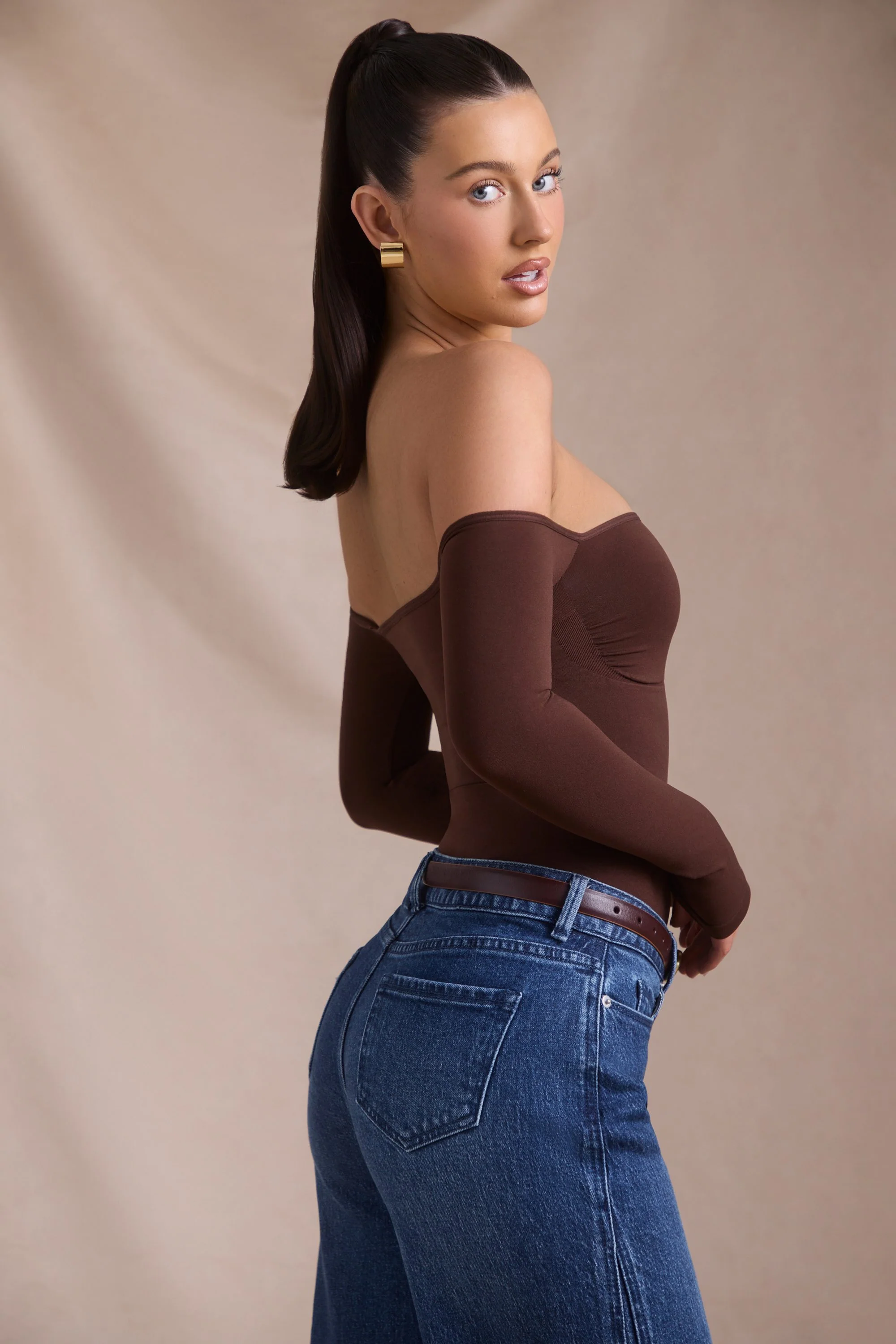 Seamless Off-Shoulder Long-Sleeve Bodysuit in Espresso - Image 4